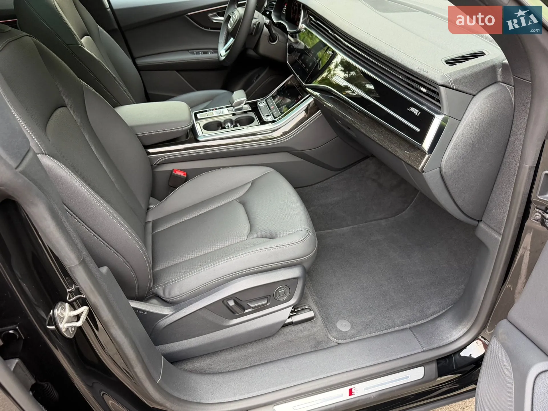Audi Q8 2025 VIN WA1DVBF19SD036323 фото оголошення 38 з 54