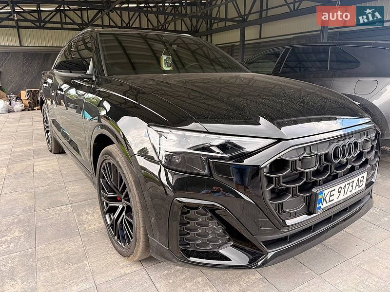 2024 Audi Q8, VIN WAUZZZF15SD007973:plate — zdjęcie 1 (autoria)
