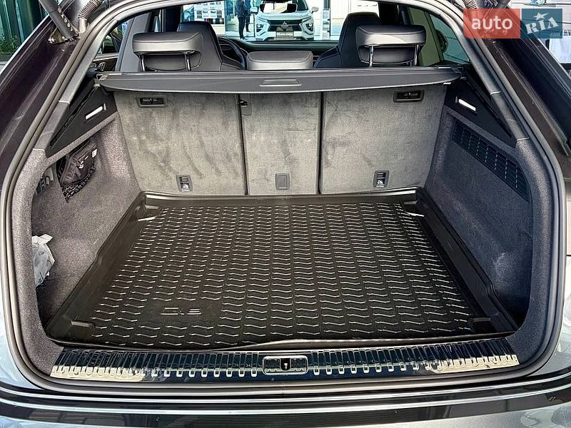 Позашляховик / Кросовер Audi Q8 2023 в Ужгороді