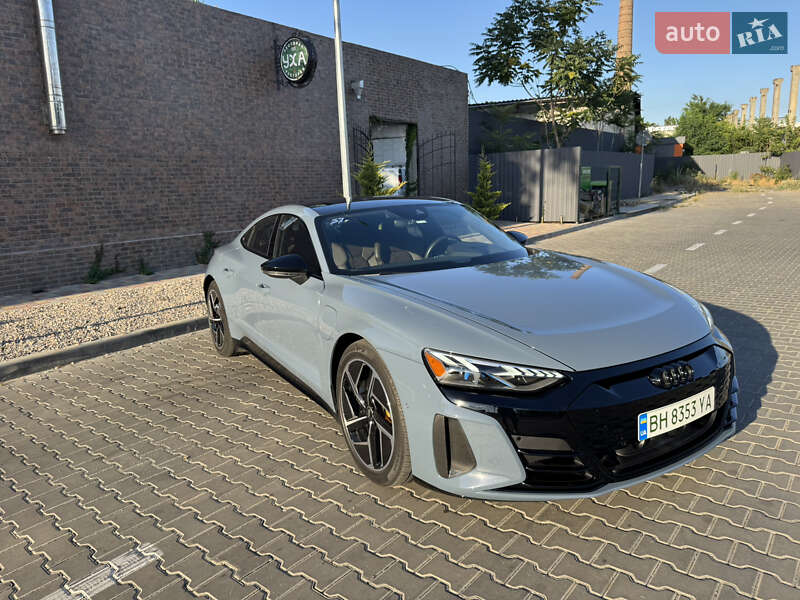 Купе Audi RS e-tron GT 2023 в 