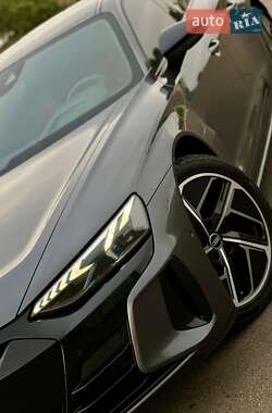 Купе Audi RS e-tron GT 2022 в 