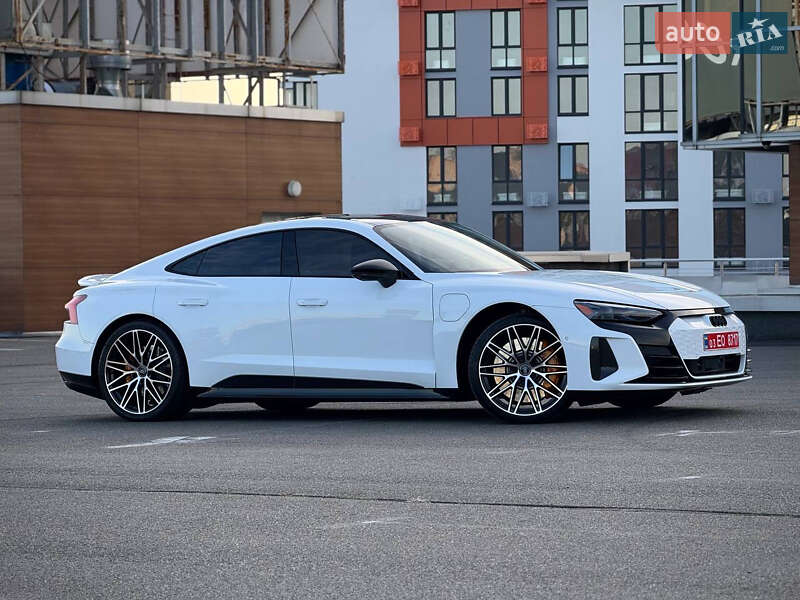 Купе Audi RS e-tron GT 2024 в 