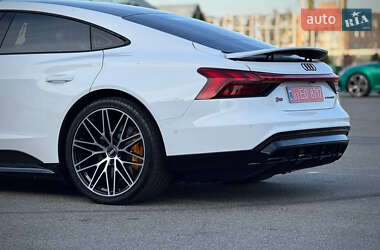 Купе Audi RS e-tron GT 2024 в 