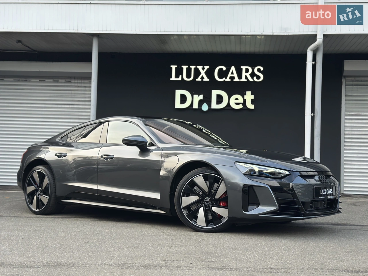 АВТОМОБІЛЬ У НАЯВНОСТІ В КИЄВІ!
МОЖЛИВИЙ ПРОДАЖ ЗА КРИПТУ
МОЖЛИВИЙ ОБМІН НА ВАШ АВТОМОБІЛЬ, ЛІЗИНГ І КРЕДИТ!
Можлива доставка по Україні та ЄС.
Офіційний, сервісна історія
Колір Daytona gray
Повний шкіряний пакет Nappa/мікрофібра Dinamica для верхніх та нижніх елементів інтер’єру
Контрастна червона стрічка
Кермо алькантара спортивне
Шкіра перфорована - спортсидіння Pro
Підігрів та вентиляція передніх сидінь
Масаж передніх сидінь
Декор карбон матовий
Стеля чорного кольору
Пакет оздоблення «RS» сірого кольору
Панорамний дах 
Пакет оптичний чорний
Тепловий насос
Корпуси зовнішніх дзеркал в карбоні
Засклення акустичне бічних вікон
Фари матричні LED з лазерним світлом
Адаптивна пневматична підвіска
Динамічне повнокероване шасі
Гальма стальні із вуглецевим покриттям
Спортивний звук e-tron
Лобове скло з додатковим покриттям
Контурне/фонове світло plus
400-volt booster plus
Автономна кліматична установка комфорт
Дистанційне відчинення гаражних воріт
Безключовий доступ
Камери кругового огляду
Пакет-асистент Паркування з парковою зі смартфона та автопарковкою
Асистент проїзду перехресть
Попередження про зміну смуги
Асистент безпечного виходу з автомобіля
Асистент контролю поперечного руху ззаду
Система безпеки Audi pre sense rear
Адаптивний круїз контроль
Бездротовий зарядний пристрій (стандарт Qi)
Бездротовий Apple CarPlay
Диски 21”
Bang & Olufsen 3D Premium Sound System
Пакет якості повітря, іонізатор