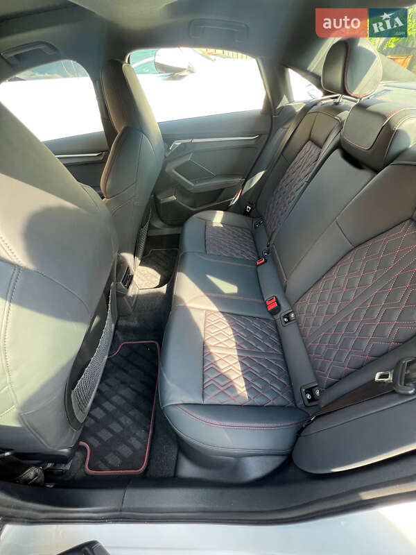 Седан Audi S3 2023 в Львові