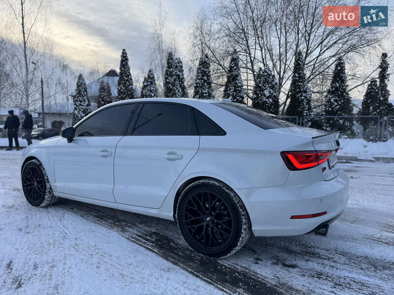 Седан Audi S3 2014 в Смілі