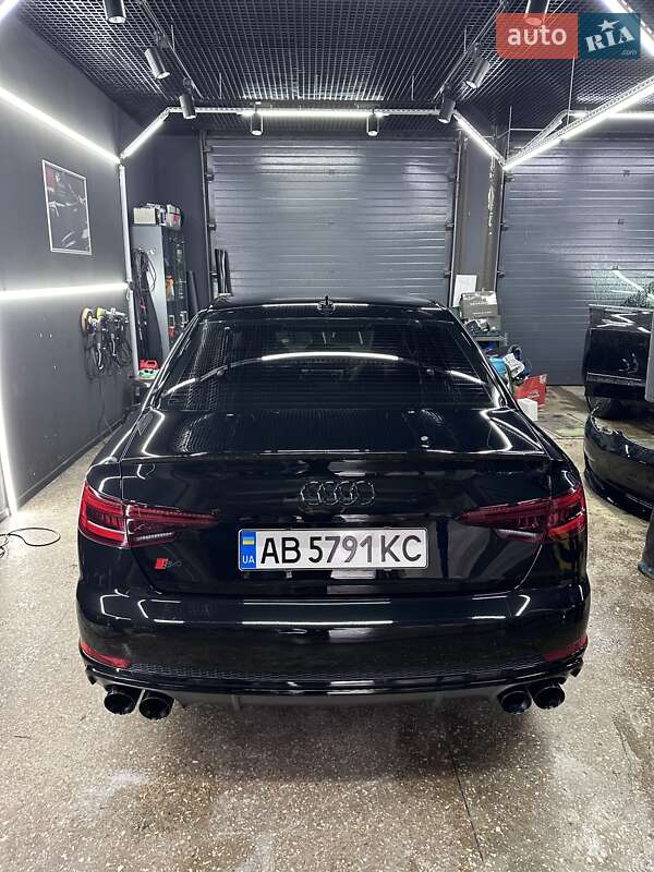 Седан Audi S4 2018 в Виннице