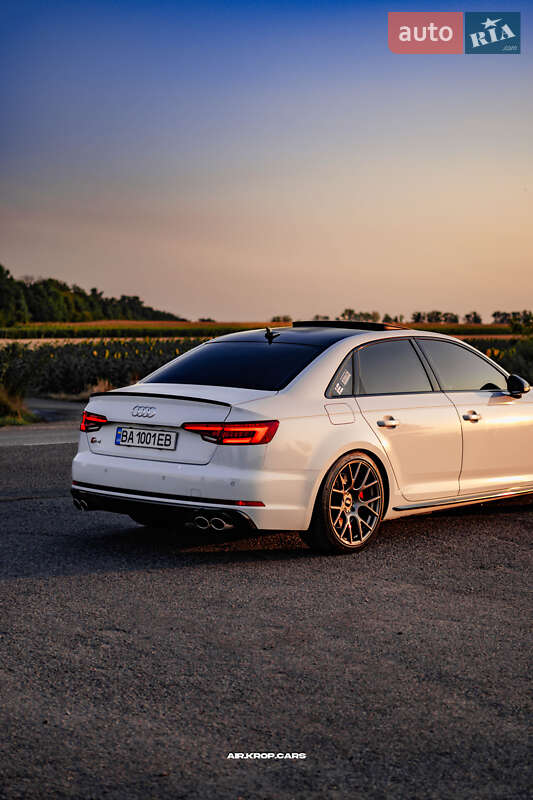 Седан Audi S4 2018 в Киеве