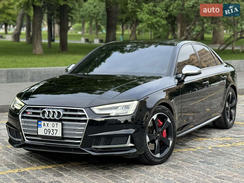 Седан Audi S4 2018 в 