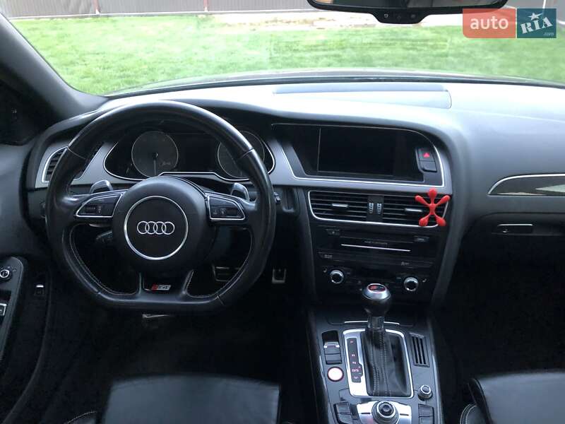 Седан Audi S4 2014 в Стрию