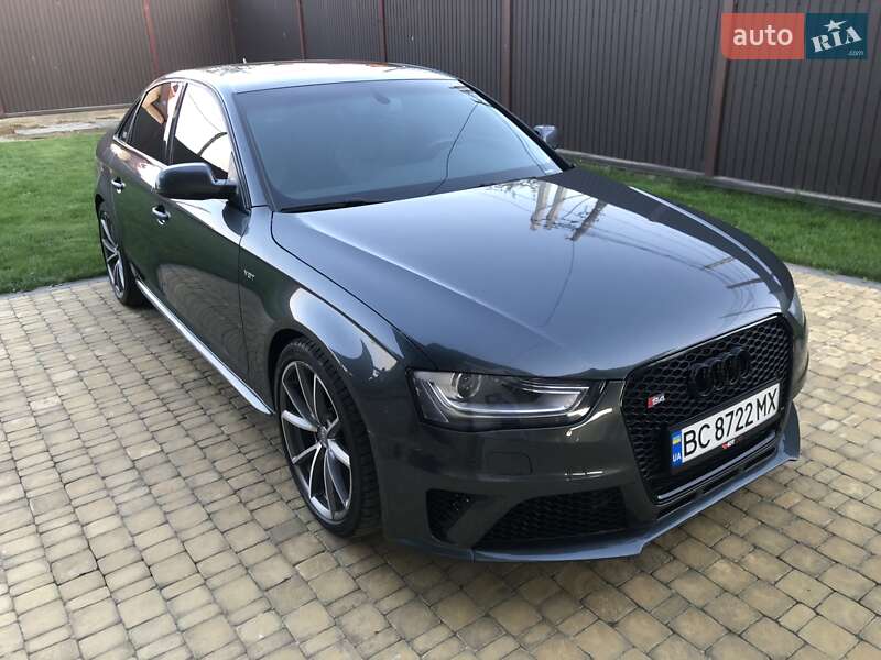 Седан Audi S4 2014 в Стрию