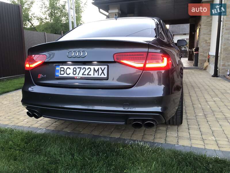 Седан Audi S4 2014 в Стрию