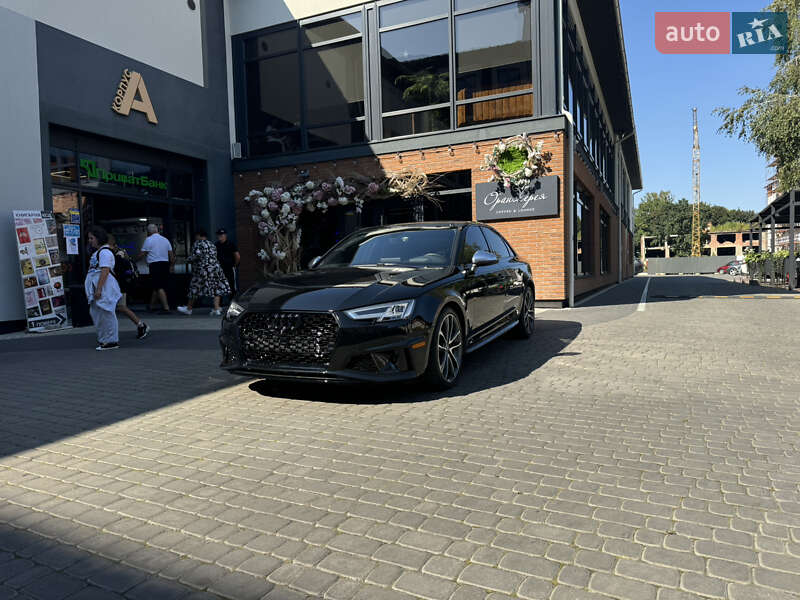 Седан Audi S4 2018 в 