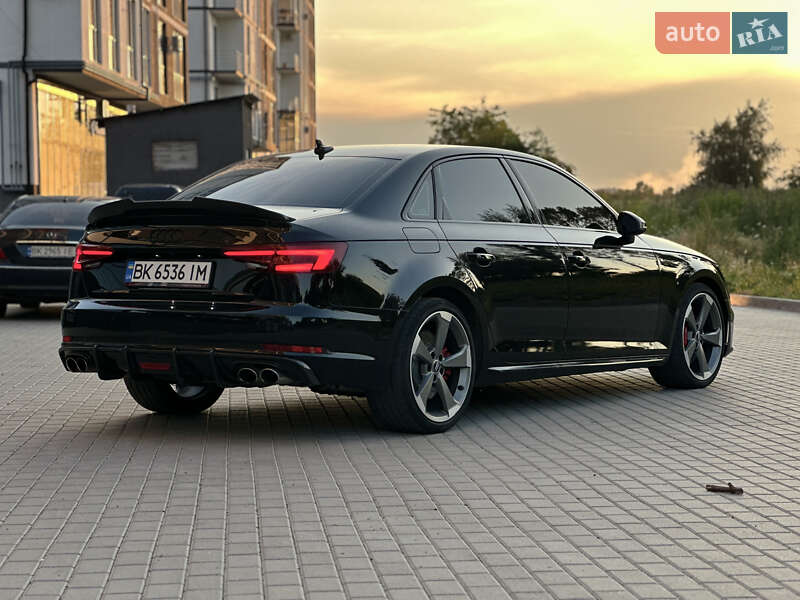Седан Audi S4 2018 в Ровно