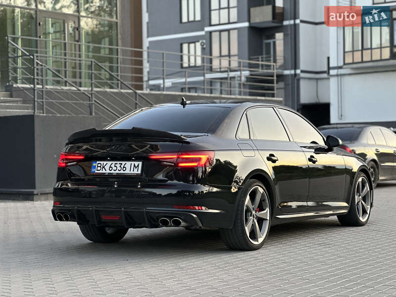 Седан Audi S4 2018 в Ровно