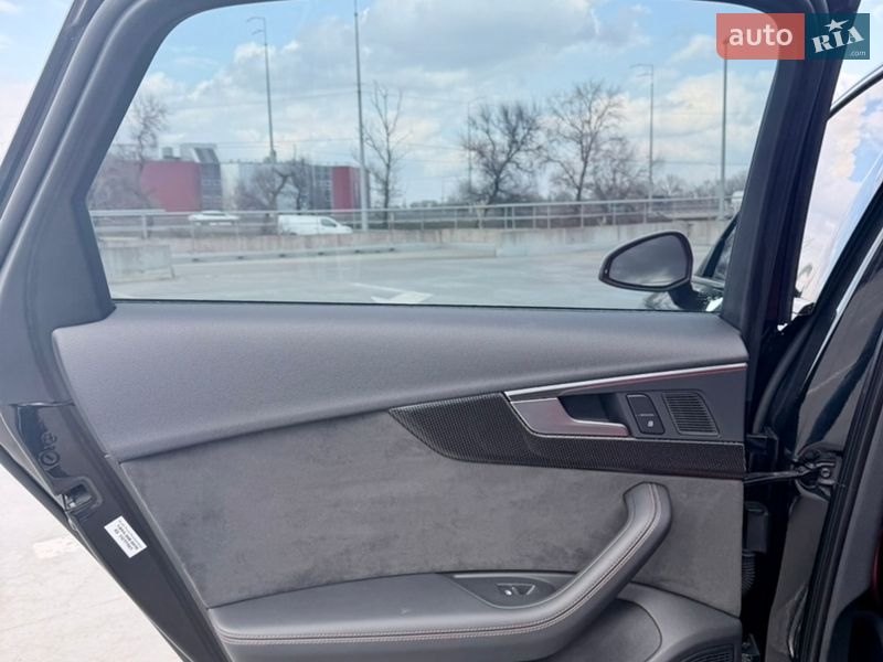 Седан Audi S4 2018 в Киеве