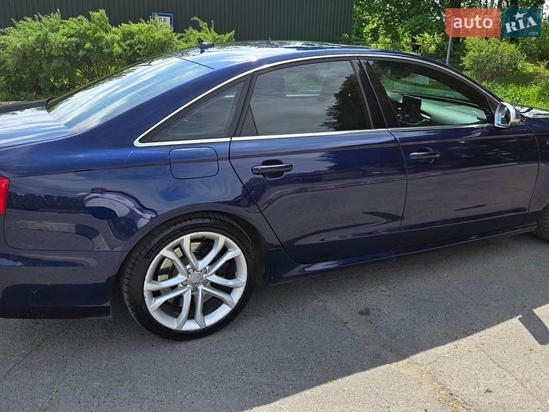 Седан Audi S6 2013 в Полтаві