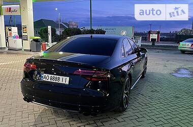 Седан Audi S8 2015 в Виноградові