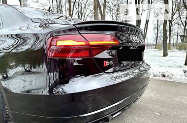 Седан Audi S8 2016 в 