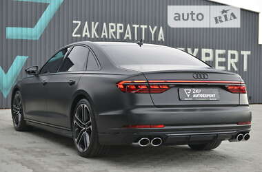 Седан Audi S8 2023 в Мукачевому