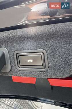 Седан Audi S8 2012 в 