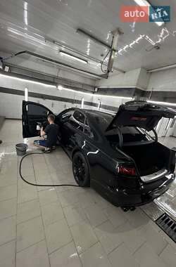 Седан Audi S8 2012 в 