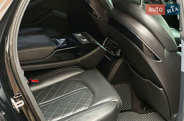 Седан Audi S8 2013 в 
