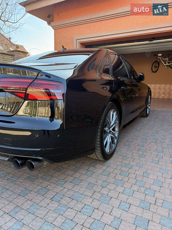 Седан Audi S8 2017 в Ужгороде