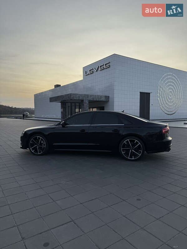 Седан Audi S8 2012 в Кременчуці