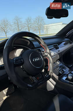 Седан Audi S8 2012 в Кременчуці