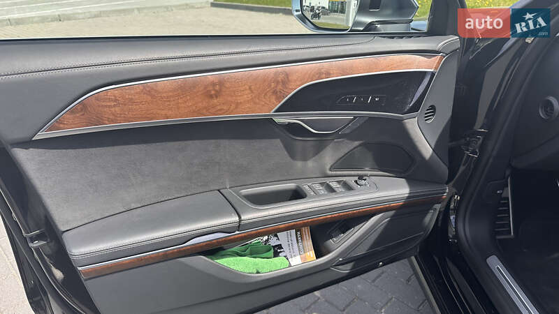 Седан Audi S8 2022 в Львове