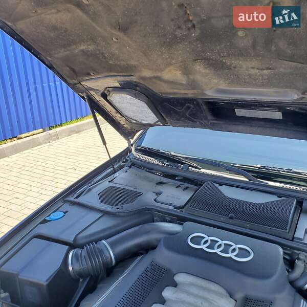 Седан Audi S8 1999 в Калуші