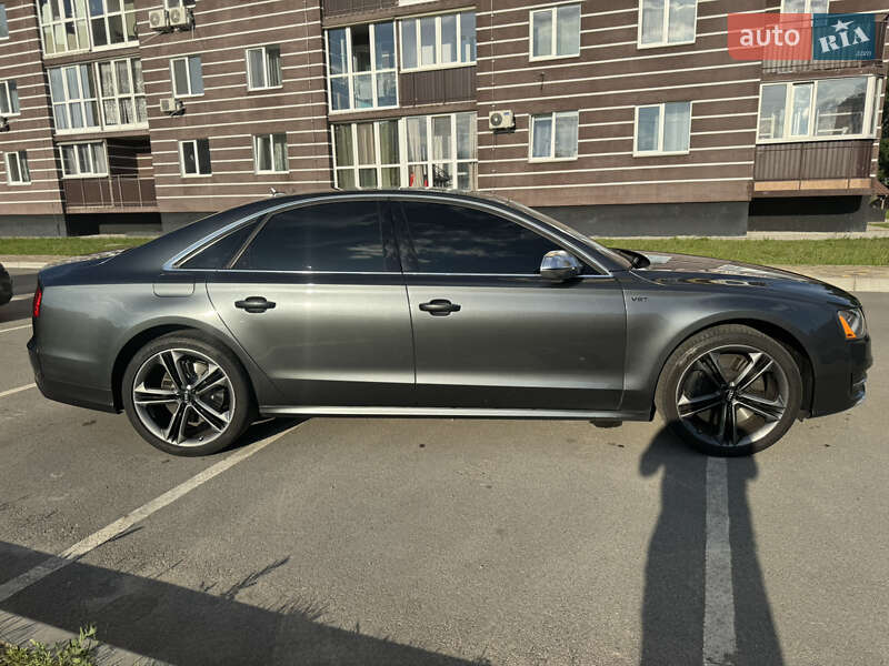 Седан Audi S8 2012 в Чернигове
