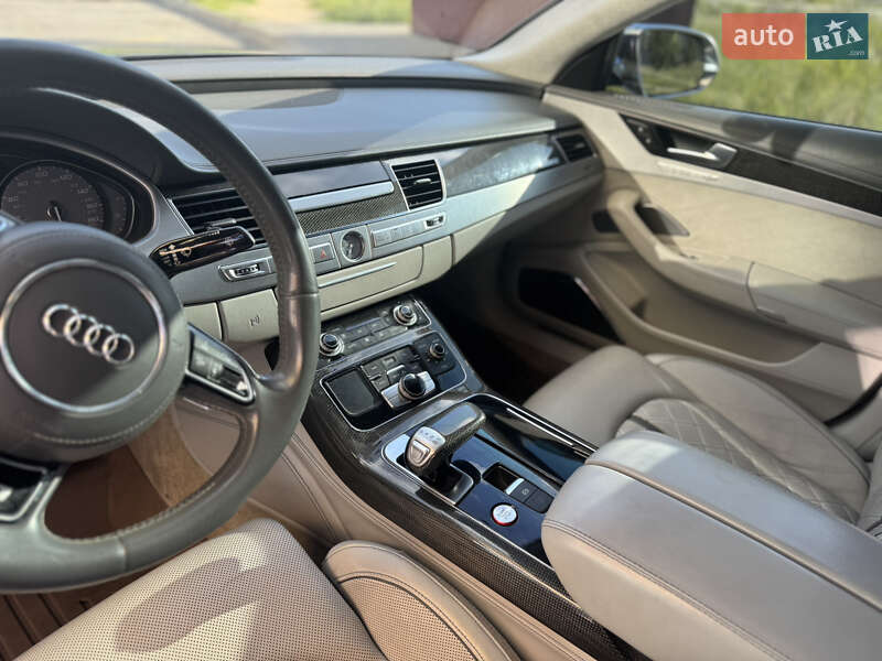 Седан Audi S8 2012 в Чернигове