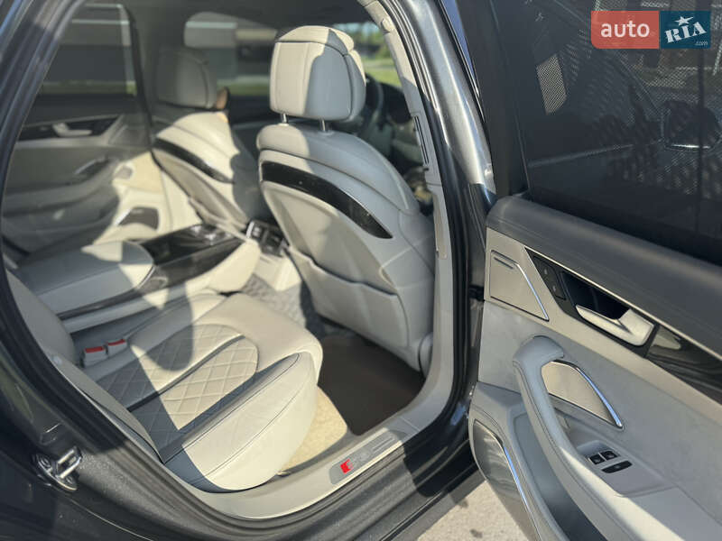 Седан Audi S8 2012 в Чернигове
