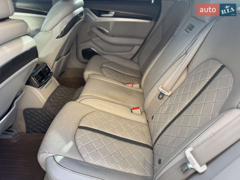 Седан Audi S8 2012 в Чернигове