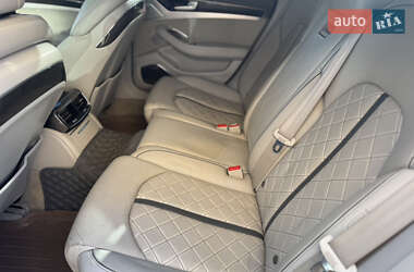 Седан Audi S8 2012 в 