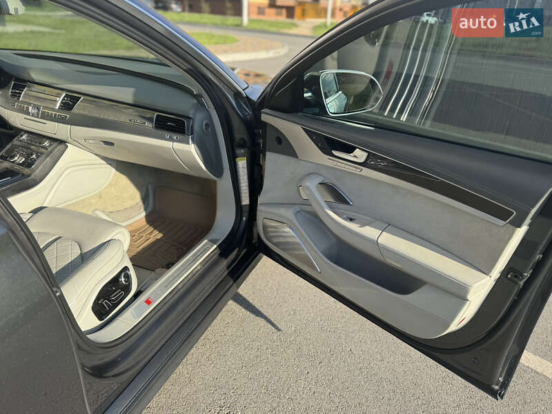 Седан Audi S8 2012 в Чернигове