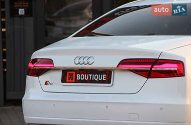 Седан Audi S8 2014 в 