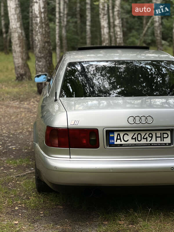Седан Audi S8 1998 в Володимирі