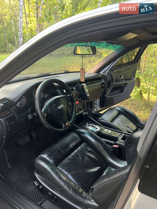 Седан Audi S8 1998 в Володимирі