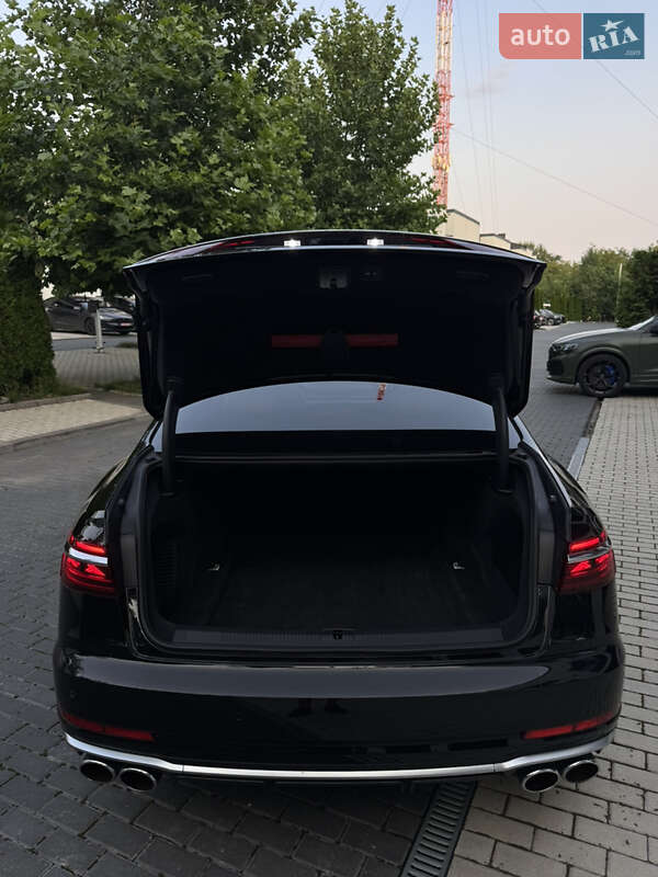 Седан Audi S8 2022 в Виннице