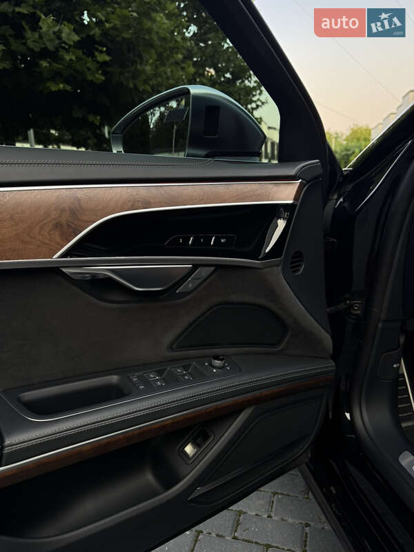 Седан Audi S8 2022 в Виннице