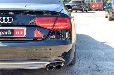 Седан Audi S8 2013 в 