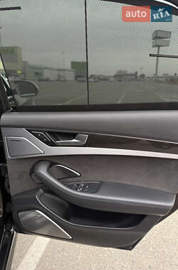 Седан Audi S8 2013 в 