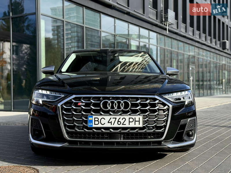Седан Audi S8 2022 в Львове