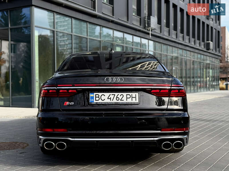 Седан Audi S8 2022 в Львове