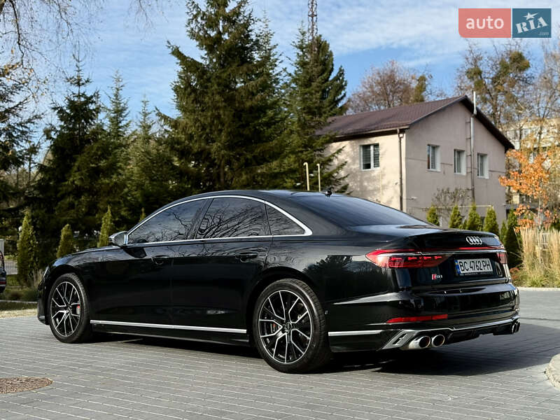 Седан Audi S8 2022 в Львове