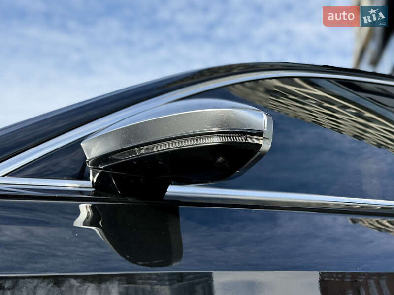 Седан Audi S8 2022 в Львове