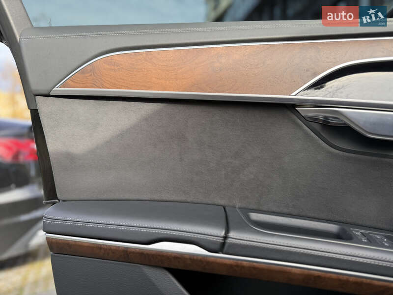 Седан Audi S8 2022 в Львове